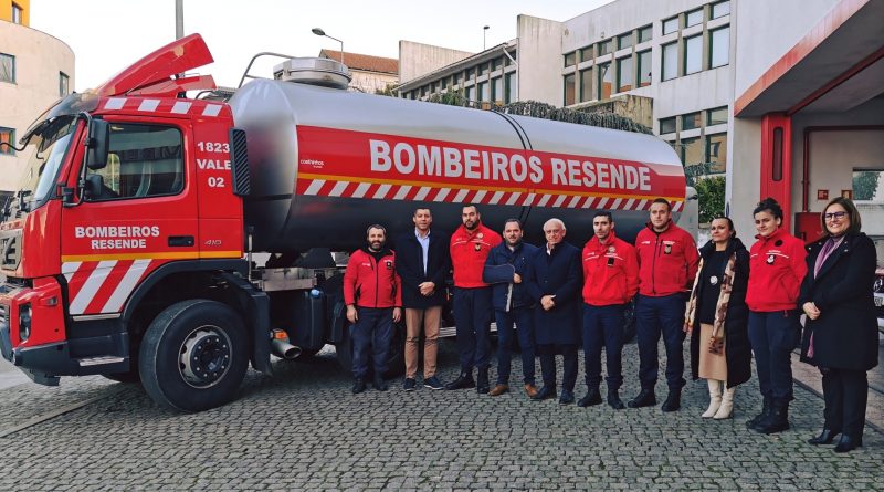 O Município de Resende apoiou a aquisição de um camião cisterna pelos Bombeiros Voluntários